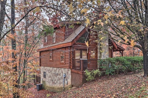 Cozy Family Cabin w/ Hot Tub ~ 4 Mi to Dollywood! House in Pigeon Forge