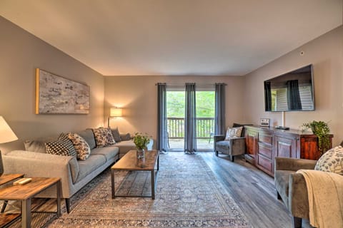 Modern Condo w/ Deck ~ 7 Mi To Branson Landing! Apartment in Branson