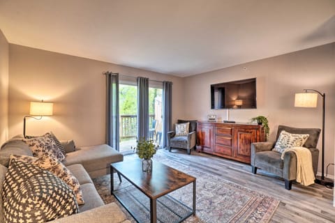 Modern Condo w/ Deck ~ 7 Mi To Branson Landing! Apartment in Branson