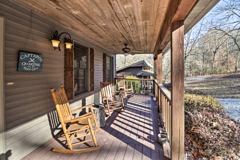 The Captains Quarters in Rogers w/ Covered Porch! House in Beaver Lake
