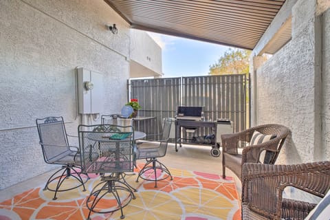 11 Mi to Dtwn Phoenix! Mtn-View Retreat w/ Hot Tub House in Laveen Village