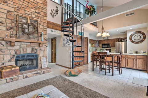 1 Mi to Dining! Lakeside Group Getaway in Ozarks Apartment in Osage Beach