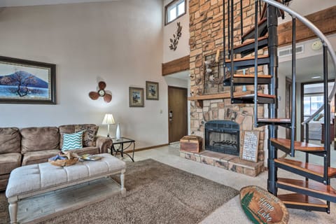 1 Mi to Dining! Lakeside Group Getaway in Ozarks Apartment in Osage Beach