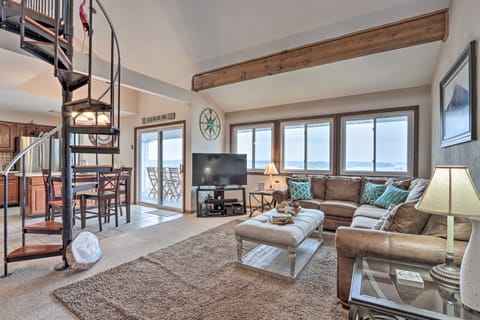 1 Mi to Dining! Lakeside Group Getaway in Ozarks Apartment in Osage Beach