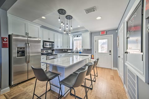 Modern Retreat ~ 1/2 Mi to Bryant-Denny Stadium Apartment in Northport