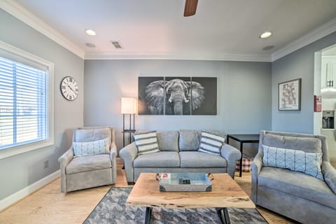 Modern Retreat ~ 1/2 Mi to Bryant-Denny Stadium Apartment in Northport