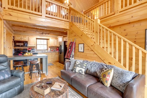 Blue Ridge Log Cabin w/ Hot Tub & Game Room! House in Blue Ridge Lake