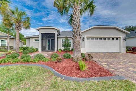 Pool & Resort Landscaping: Bright Oxford Getaway House in The Villages