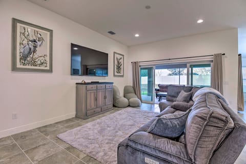 Pool & Resort Landscaping: Bright Oxford Getaway House in The Villages