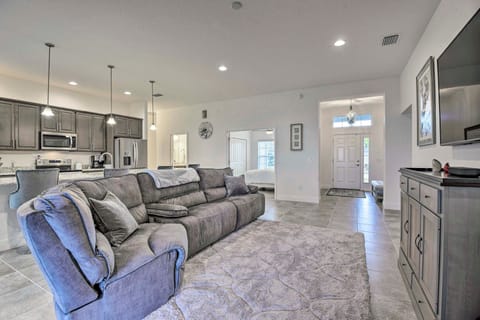 Pool & Resort Landscaping: Bright Oxford Getaway House in The Villages