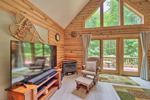 2 Decks & Fire Pit: Scenic Beech Mountain Retreat! House in Beech Mountain