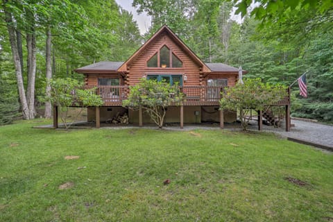 2 Decks & Fire Pit: Scenic Beech Mountain Retreat! House in Beech Mountain