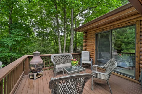 2 Decks & Fire Pit: Scenic Beech Mountain Retreat! House in Beech Mountain