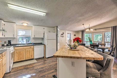 Relaxing Lincoln Forest Retreat w/ Wraparound Deck House in Cloudcroft