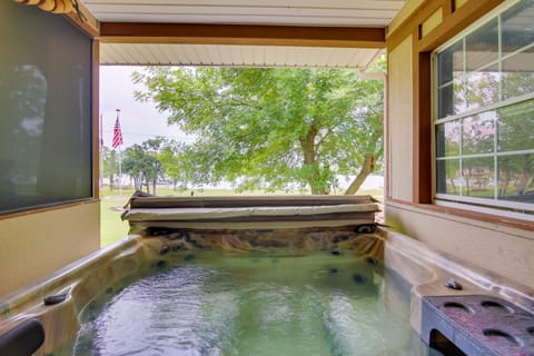 Cozy Lake Eufaula Hideaway w/ Fire Pit & Hot Tub! House in Eufaula
