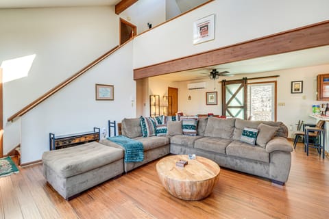 Fire Pit & Gas Grill: Charming Poconos Abode! House in Middle Smithfield