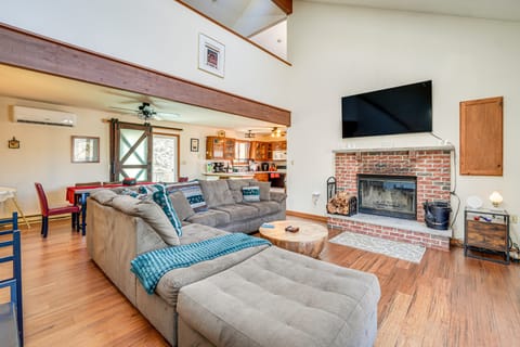 Fire Pit & Gas Grill: Charming Poconos Abode! House in Middle Smithfield