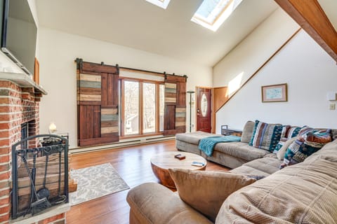 Fire Pit & Gas Grill: Charming Poconos Abode! House in Middle Smithfield