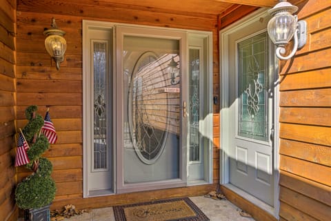 Waterfront Hollister Retreat w/ Dock & Game Room! House in Branson