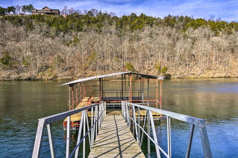 Waterfront Hollister Retreat w/ Dock & Game Room! House in Branson