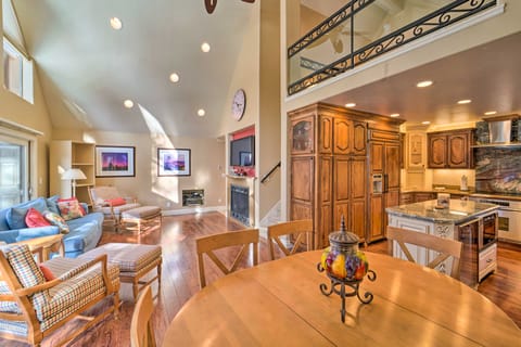 4 Mi to Dtwn Truckee: Tahoe Donner Home w/ Hot Tub House in Truckee