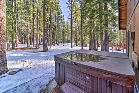 4 Mi to Dtwn Truckee: Tahoe Donner Home w/ Hot Tub House in Truckee