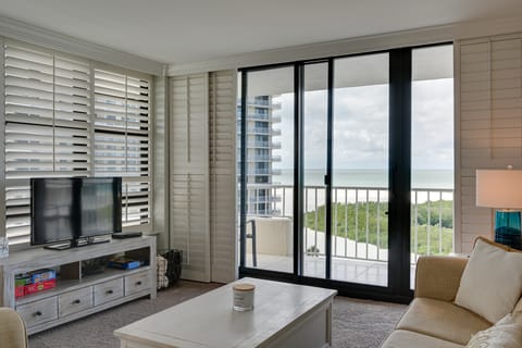 Cozy Coastal Condo w/ Pool Access: Steps to Beach! Apartment in Marco Island
