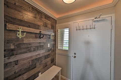 Cozy Coastal Condo w/ Pool Access: Steps to Beach! Apartment in Marco Island