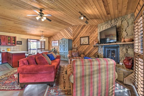 Lovely New Mexico Retreat w/ 4 Private Balconies! Apartment in Angel Fire