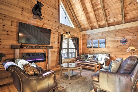 1 Mi to Dtwn Gatlinburg: Cabin w/ Game Room House in Gatlinburg