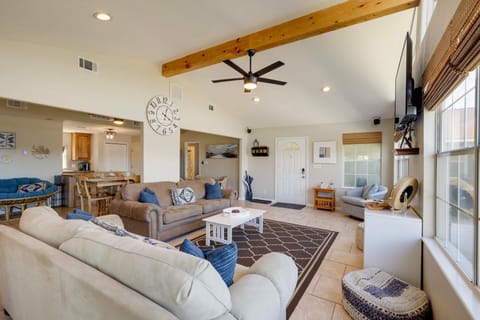 Lakefront Family Getaway w/ Dock & Fire Pit House in Granbury