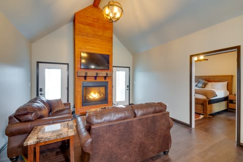 Tranquility Lake Getaway w/ Hot Tub on 27 Acres! House in Kentucky