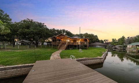 Lakefront Haven ~ 6 Mi to Historic Granbury Square House in Granbury