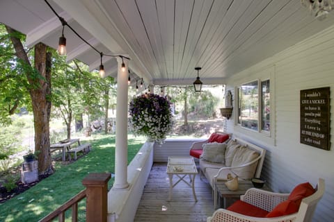 Modern Farmhouse w/ Movie Room - 6 Mi to Lake! House in Kootenai County