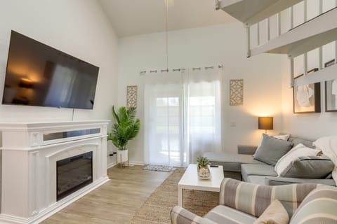 Charming Condo on Lake Erie w/ Community Pool Apartment in Lake Erie