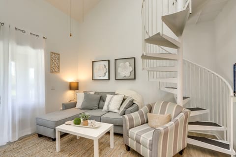 Charming Condo on Lake Erie w/ Community Pool Apartment in Lake Erie