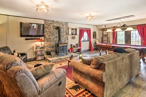 'Joshua’s Lodge' w/ Hot Tub + Mountain Views! House in Tennessee