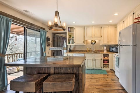 'Joshua’s Lodge' w/ Hot Tub + Mountain Views! House in Tennessee