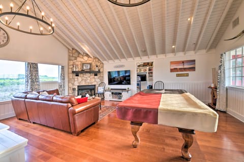 Spacious Getaway ~ 12 Acres, Views, & Hot Tub! House in Possum Kingdom Lake