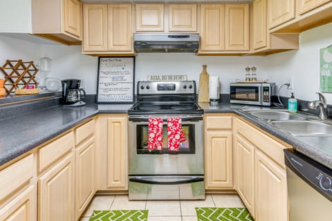 ‘Sea La Vie’ Condo: Pensacola Beach Access! Apartment in Pensacola Beach