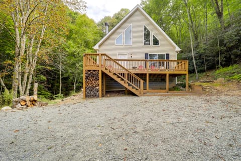 'Greystone' Creekside Cabin: Hike, Fish & Explore! House in Tennessee