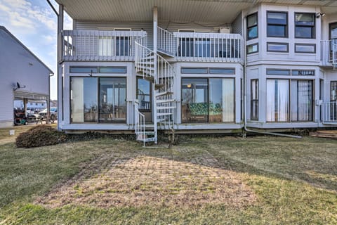 Serene Abode on Lake Erie ~ 9 Miles to Oak Harbor Apartment in Lake Erie