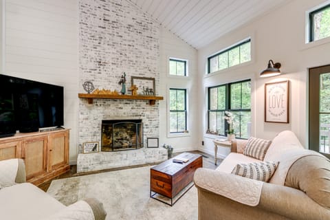 Deck & Fire Pit Bliss: Mountaintown Creek Cottage! Cottage in Georgia