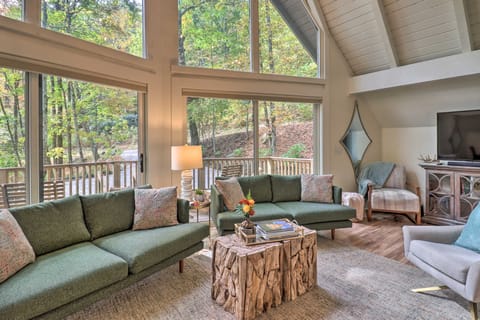1 Mi to Town: Chalet-Style Highlands Retreat House in Highlands
