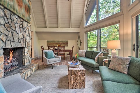 1 Mi to Town: Chalet-Style Highlands Retreat House in Highlands