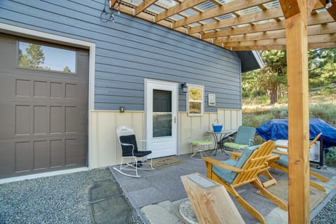 Cascade Cabin Hideaway w/ Views, 1/2 Mi to Lake House in Cascade