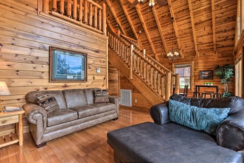 Luxe Smoky Mountain Cabin: Indoor Pool & Fire Pit! House in Pigeon Forge