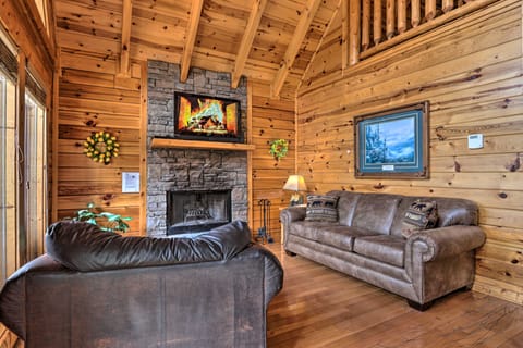 Luxe Smoky Mountain Cabin: Indoor Pool & Fire Pit! House in Pigeon Forge