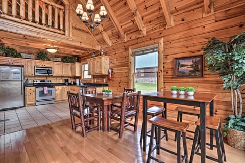 Luxe Smoky Mountain Cabin: Indoor Pool & Fire Pit! House in Pigeon Forge