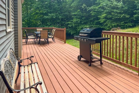 Gilford Home w/ Forest View, by Lake Winnepesaukee House in Belmont